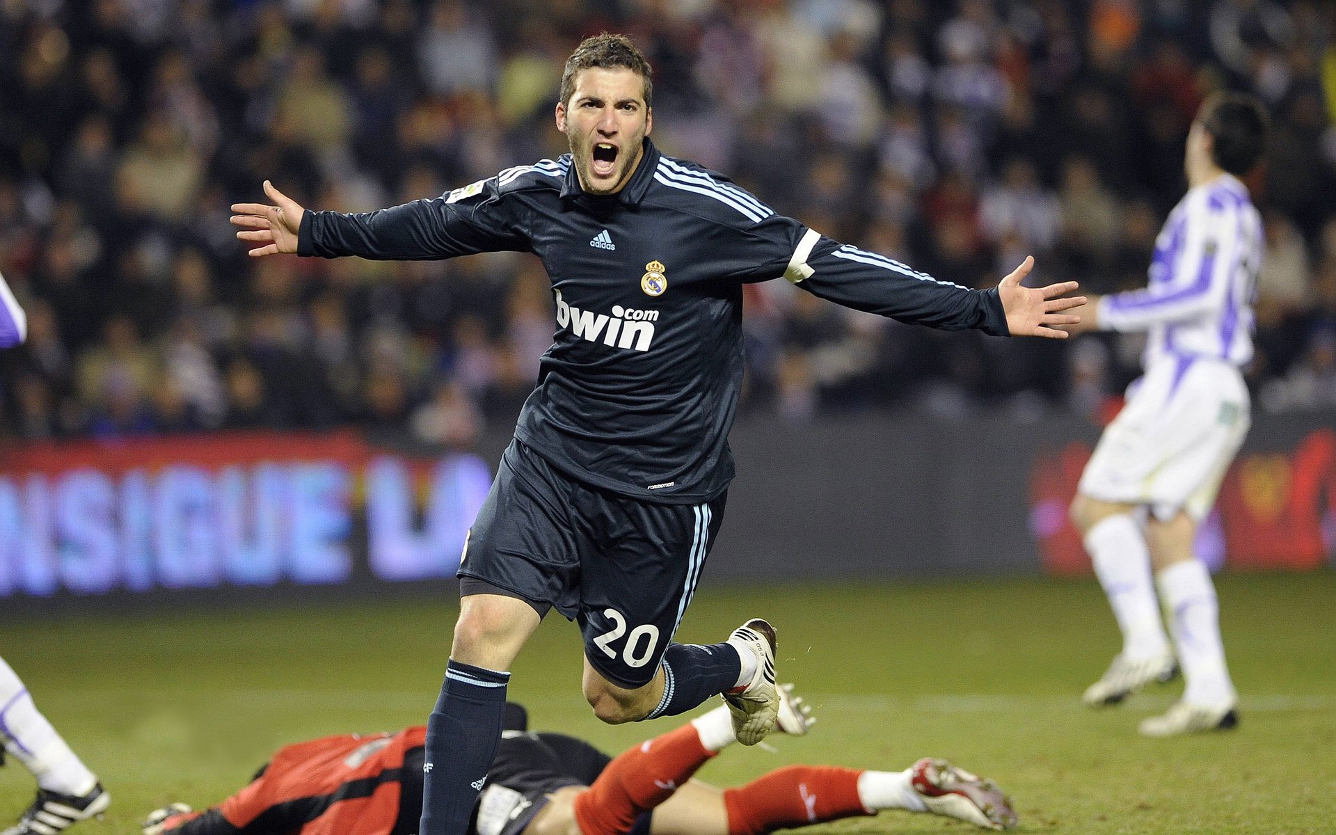 “青训明星:少年足球天才崭露头角”,少年成名的足球明星